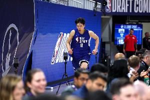 ?美媒更新模拟选秀：杨瀚森第24顺位被快船选中 较上期下降2位