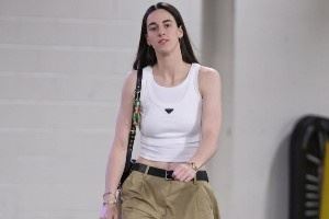 英姿飒爽?克拉克黑长直发型+爽朗笑了 轻松驾驭各类穿搭