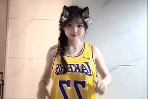 身材比东子炸裂?“宝贝77”的东契奇亲签球衣终于到了！